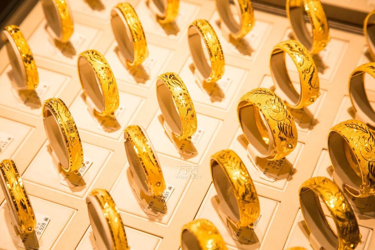猛涨！足金饰品报价直逼每克1000元