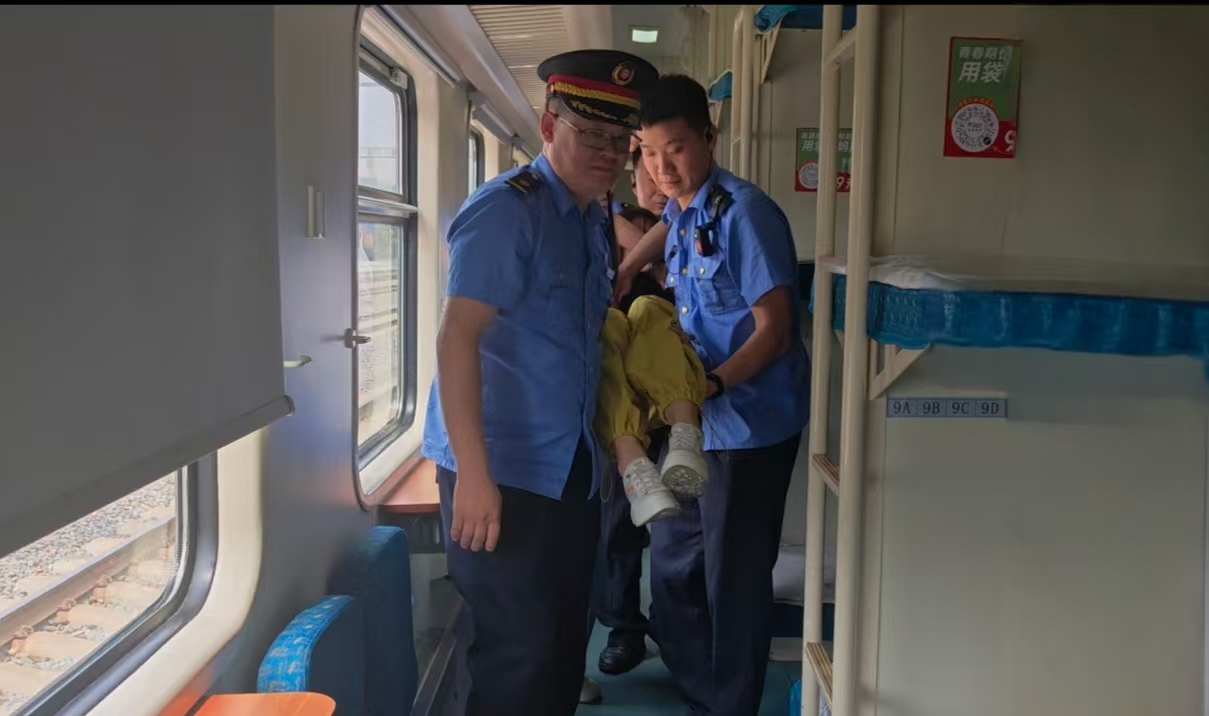 风挡处的生命曙光：两位列车长用专业与温情托起旅客的重生希望