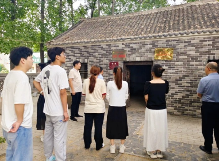 河南漯河大刘镇引领学子探访红色故居