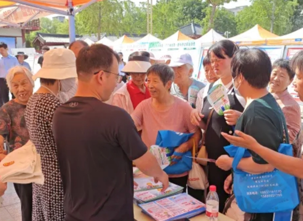 河南中牟新区总工会组织参加“安全生产月”咨询日活动