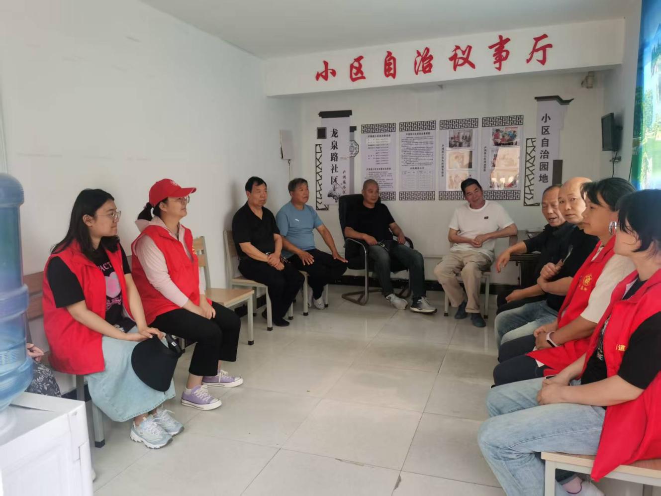 登封“车库议事厅”破解社区治理：“书记领航”激活自管会“红色引擎”