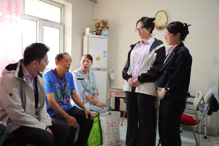 “农情相伴温暖银龄” 农行石河子兵团分行志愿者上门慰问困难老人
