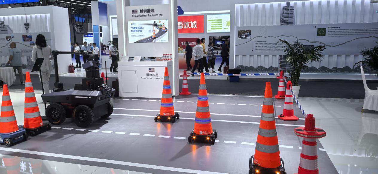 “安徽造”交通锥机器人亮相2025世界制造业大会 以智能机器人革新道路应急管控模式