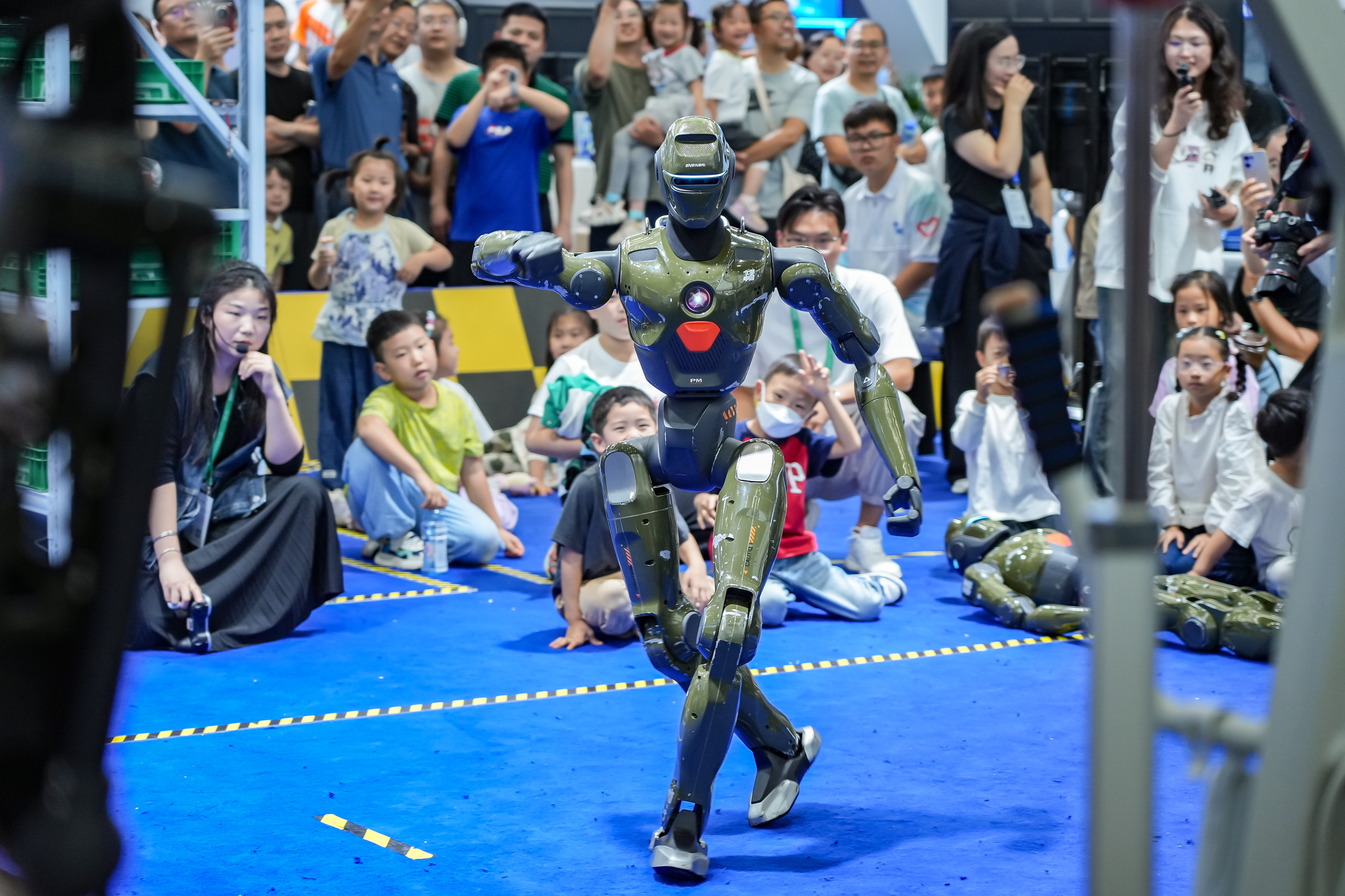 花式跳舞 手冲咖啡 包河区机器人企业惊艳世界制造业大会